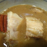 麺や高倉二条 - つけタレの中のチャーシュー