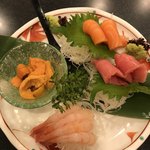 すしざんまい - うに、甘エビ、中トロ、サーモン。好みで盛り合わせてくれます。