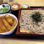 スエヒロ - ざるそば＆ミニカツ丼の定食　ざるそばはコシがきちんとありのど越しも◎ミニカツ丼は揚げたてサクサクのカツが、ダシにしみこませてない状態でご飯に乗っています。  その反面、ご飯と卵にはちょっぴり甘めのダシがしみしみ♪  ガンガン食べ進められます◎　2018/08/28