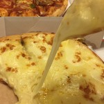 Dominopiza - 以前に注文したチーズたっぷりのピザ（ビックリするくらいチーズが伸びました）