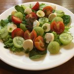 ブーカもりやま - シャインマスカットとトマトとモッツアレラのカプレーゼ風サラダ