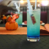 ビュッフェ＆カフェレストラン ナイト＆デイ - ハロウィンパーティプランのウェルカムドリンク
                ブルーキュラソーのノンアルコールカクテル
                注射器にはストロベリーソース❣️