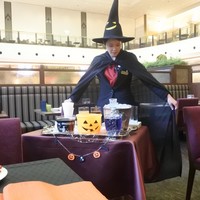 ビュッフェ＆カフェレストラン ナイト＆デイ - 仮装のスタッフによるウェルカムドリンクのサービス