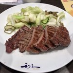 牛たん炭焼き 利久 - 牛たん3枚定食の牛たん。実際には切った牛たん6枚のっています。