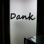 旬鮮酒場 Dank - Dankの文字は店内から読めるようになってる。外からは逆文字で見える。