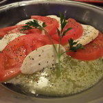 エーエス クラシックス ダイナー - 4月:スモークモッツァレラとトマトのサラダ　バジルソース