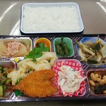 福山まるたま - まるたま弁当 税込410円　鱈フライとすき焼きうどん　(2018.09.04)