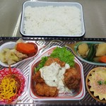 福山まるたま - まるたま弁当 税込410円　チキン南蛮と肉じゃが　(2018.09.03)
