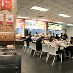 Magic Food Point - 全景（真ん中の柱のところが箸やスプーン置き場）