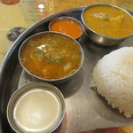 ケララバワン - チャトニ　二種　サンバルと奥が野菜カレー