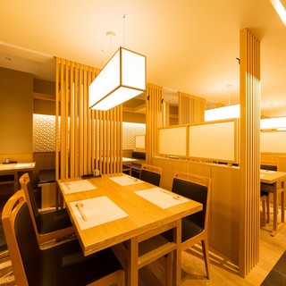 白木を基本とした落ち着いた雰囲気の店内。
