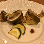 徳山鮓 - あゆ その1は「フレンチ？」と驚くようなスタイルで登場した3枚おろしの焼き鮎