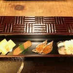 徳山鮓 - 熟れずし 発酵セット：岡山産さばの熟れずしと吉田牧場のカチョカバロ、
      余呉のハチミツをかけた鮒ずし（鮒の熟れずし）
      発酵カラスミ
      熟れ鮓サンド（右から）。