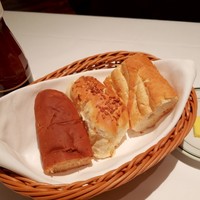 ウルフギャング・ステーキハウス 福岡店 - フランスパン、オニオンパン、くるみパン