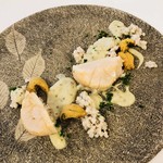 ホタテとウニ　魚介煮汁のソース　表面だけ火入れしたホタテ　シブーストと茄子　蕎麦米