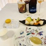 ナクレ - 出来立てのほうじ茶アイスクリームとエスプレッソとキャラメルのエスプーマ　フリュイとマカロン　メロン　梨　蜜柑　柚子のマカロン