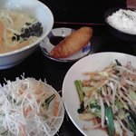 向陽飯店 - 海老と野菜の炒め物＆豚骨ラーメン