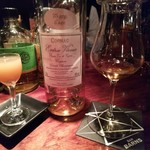 バー・バーンズ - カクテルの残りをチェイサー代わりに、25年物のフランスのブランデー