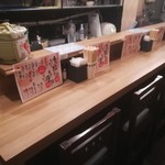 餃子と唐揚げの美味しいお店 肉玉屋 - 夜の店内座席♪