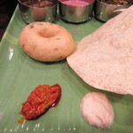 とら屋食堂 - 甘くないドーナツ　ワダ　マンゴーのピックル　ココナツチャトニ