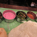 とら屋食堂 - 真ん中のピーマンだけケララではないとのこと