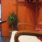 とら屋食堂 - コッチはテーブル席の｢ソファー｣