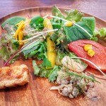 La Porta  - 前菜(トマトのキッシュと魚介のマリネ)とサラダ