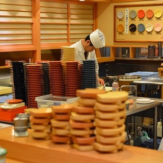回転寿司では珍しい、職人が握るお寿司をご堪能ください