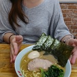 ラーメン六角家 - 彼女さんと並盛りラーメン