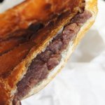 出来たてを持ち帰ったのでぺしゃんこになったあんぱん