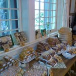 明治の館 - 店内のケーキ売り場