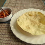 ラム - ディナータイムはサービスでいただける「オニオンピッカル」と「ガーリックパパド（2枚）」