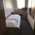 Hotel Germania - 部屋はかなりコンパクトですが、清潔感はあり。