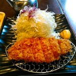 Tonkatsu Wakou - ロースかつは薄め。