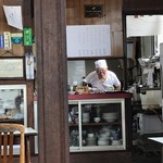 ふじや - お客さんを見送るご主人