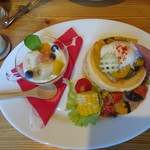 土日祝モーニング限定メニューの温泉卵と那須高原野菜のカポナータ・パンケーキドリンクセット