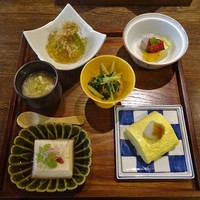 馳走いなせや - 一汁十菜〈一の膳〉胡麻豆腐、出汁巻、京水菜胡麻和え、賀茂茄子揚げ浸し、粟麩饅頭 湯葉あん、夏野菜の冷し鉢