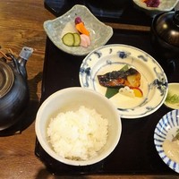 馳走いなせや - 一汁十菜〈二の膳〉旬魚西京焼き、季節の彩り野菜、馳走いなせやの鯛茶漬、香の物 五種盛り、京の白味噌仕立て