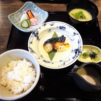 馳走いなせや - 一汁十菜〈二の膳〉旬魚西京焼き、季節の彩り野菜、京の湯葉とろろごはん、香の物 五種盛り、京の白味噌仕立て