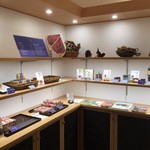 桜井甘精堂 茶菓 幾右衛門 - 入口に商品が並べられています。