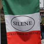 トラットリア イル シレーネ - 若宮大路、八幡宮に向かって左側