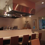 蕎麦 魯庵 - オープンキッチンとカウンター席