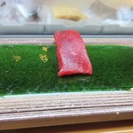 寿司 銀明翠 博多 - 
      ２品目マグロ、口に入れるとほどける様な食感のシャリとの相性もピッタリなお寿司です。