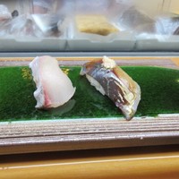 寿司 銀明翠 博多 - ５品目と６品目はアジとヒラマサです。
                  
                  この後もう一品カマスのお寿司をいただきました。