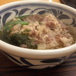 ふる里うどん  - 肉うどん（肉・海苔・うどん。相性良し。手抜きしていない丁寧な肉うどんです）