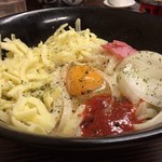 ふる里うどん  - 釜玉 ピザ（チーズ・甘いタマネギ・ピザソース・ベーコン・卵。何よりもうどんがしっかりしている）