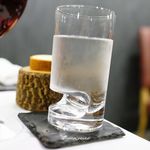 クレアバックス - お水のグラスも不思議。ジュースのグラスは傾いていました