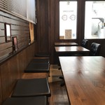 cafe 杏斗 - 壁を背にして、2人掛けテーブルが並びます(2018.9.5)
