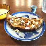 ブリコラージュ ブレッド アンド カンパニー ダイニング・カフェ - 今牧場の山羊チーズ、ナッツ、蜂蜜、bocchi ピーナツバターのブリコラージュブレッドタルティーヌ　サラダとスープつき1200円。税込み　20180905　スープはヴィジソワーズ、蜂蜜は愛媛原生林産。