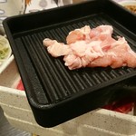 しゃぶ葉 - まずは強制的に配膳される鶏肉です！((((；゜Д゜)))